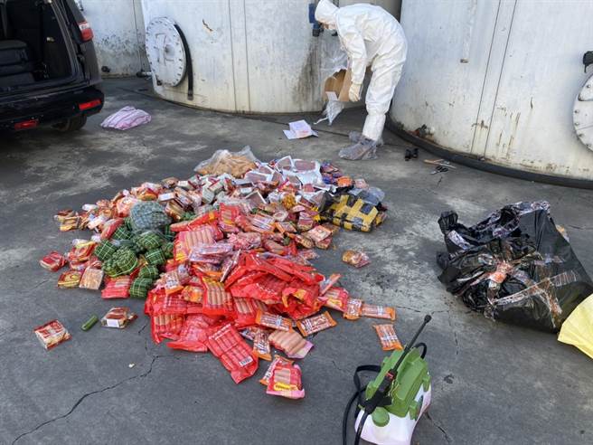 8月19日檢調單位於新莊一處民宅查獲走私豬肉製品。（防檢局提供）