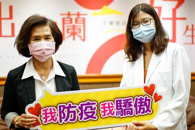 罗东圣母医院急诊主治医师郭恩悦（右）机警阻疫情，今天宜兰县长林姿妙向她致谢，感谢郭恩悦为宜兰健康把关。（李忠一摄）
