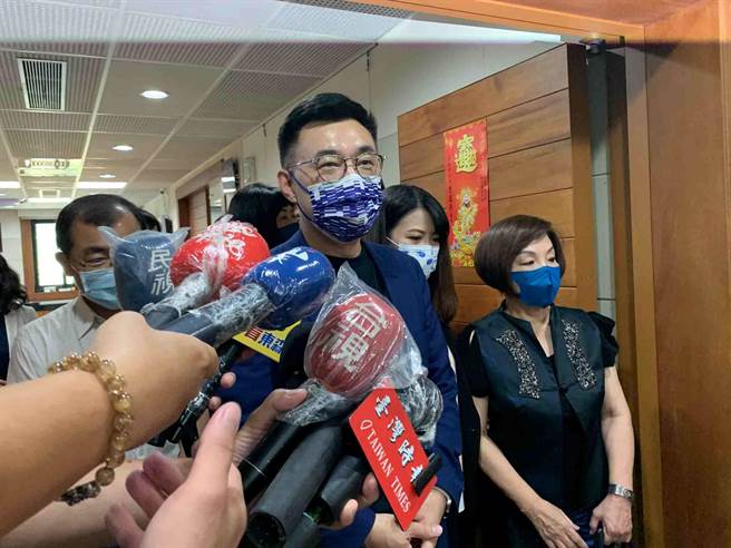 国民党主席江启臣今（25）日到高市议会拜访，面对媒体提问指出，没有经过三期试验，没有国际认证的疫苗，更加要谨慎，因为这等于是把民眾当免费的白老鼠。（柯宗纬摄）