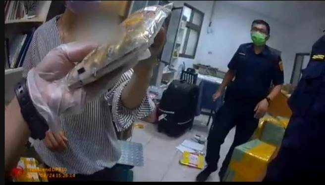 台中市警第二分局24日查获，26岁越南籍阮姓女子于今年6月上旬，收受来自越南不明猪肉制品包裹。（台中市警第二分局提供／张妍溱台中传真）