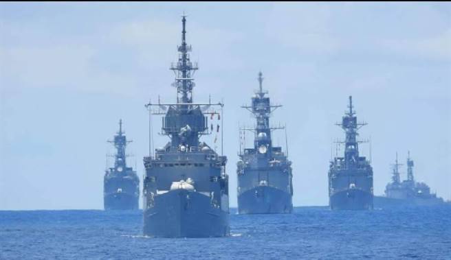 前方护卫的是舷号935的兰阳军舰，其后有3艘巨舰均为纪德级军舰，后右方军舰也是纪德级军舰，形成罕见的4艘纪德级军舰同框操演画面。（取自中华民国海军舰队脸书专页）