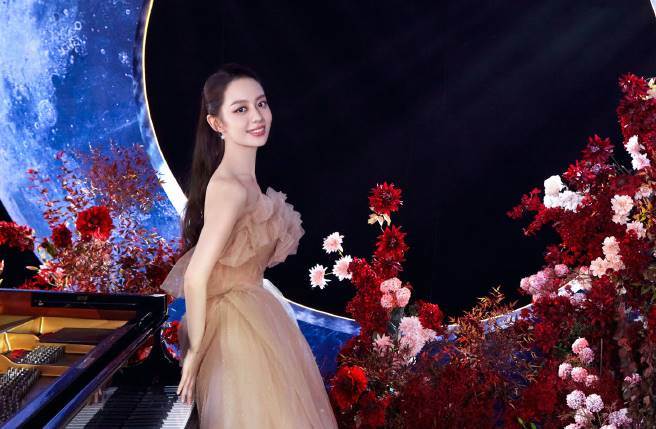 吉娜爱丽丝的身材和顏值状态极佳。（图／取材自吉娜爱丽丝微博）