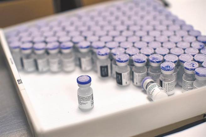 輝瑞/BNT疫苗在美國取得藥證，我國何時能給予輝瑞/BNT藥證，陳時中表示，要先問上海復星授權給誰。（圖／美聯社）