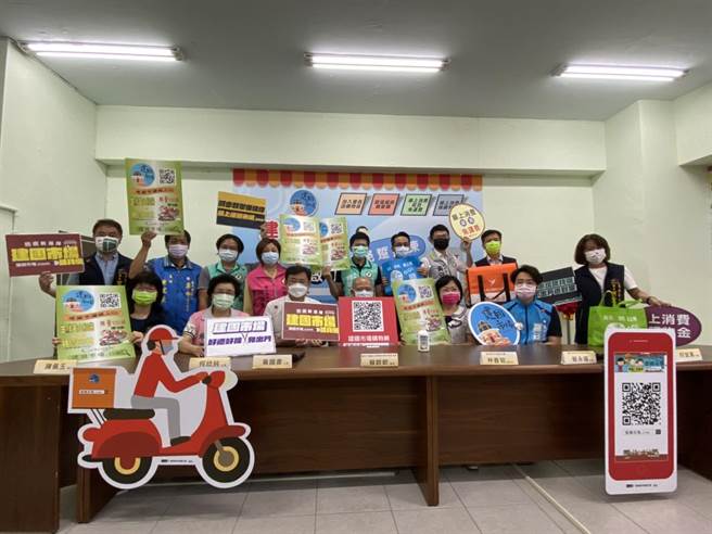 建国市场购物网正式启用，立委黄国书、市议员邱素贞、经济部中部办公室副主任林春菊、南区区长何宜真等人也到场力挺。（冯惠宜摄）