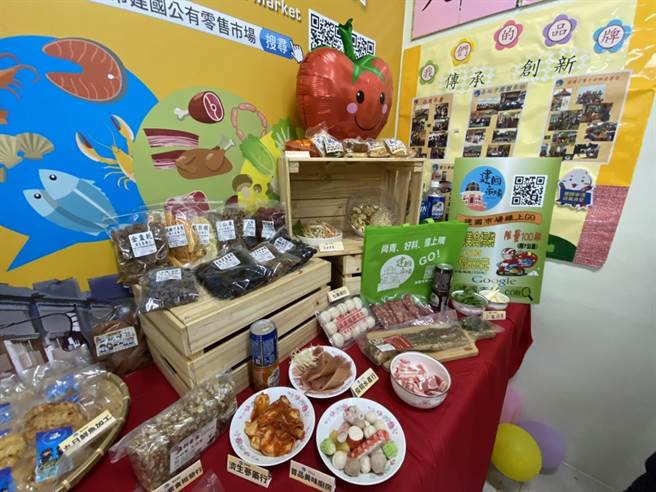 建国市场购物网正式启用，立委黄国书、市议员邱素贞、经济部中部办公室副主任林春菊、南区区长何宜真等人也到场力挺。（冯惠宜摄）