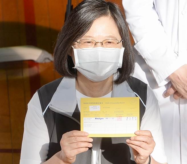 近来有民调显示，总统蔡英文的满意度比连任初期下降不少；图为蔡英文8月24日施打高端疫苗后，秀出接种纪录卡。（王德为摄）