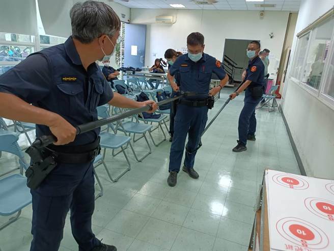 太平警分局近日陆续办理员警常年训练，针对各种不同突发状况演练。（台中市太平警分局提供）