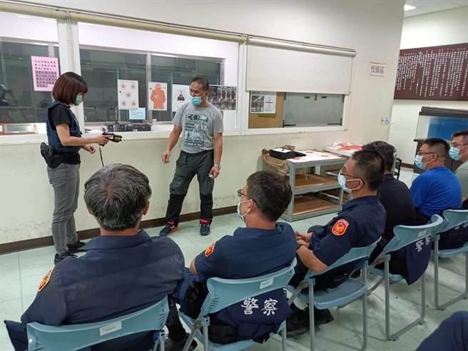 太平警分局近日陆续办理员警常年训练，针对各种不同突发状况演练。（台中市太平警分局提供）