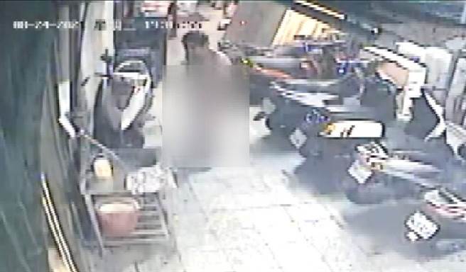 萬華西園路一段某棟大樓，男街友無視居民嚇阻，竟當眾「全裸洗澡」。(照片/謝小姐 提供)