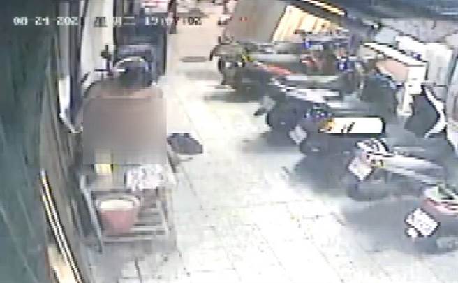 男街友利用居民騎樓的水龍頭來洗澡。(照片/謝小姐 提供)