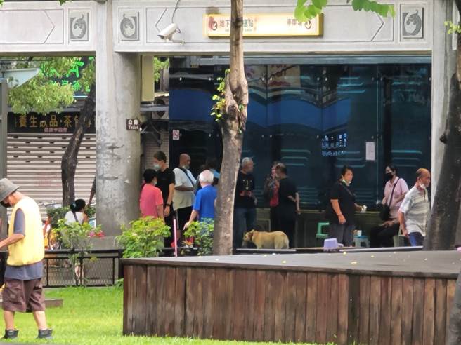 艋舺公園長年超過百名街友聚集躺、睡，衍生出環境遭亂、妨礙市容等問題。(照片/游定剛 拍攝)