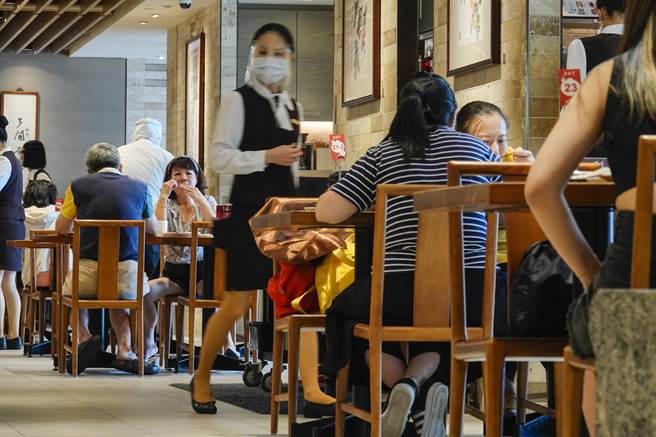 疫情缓和降为二级解封，政院将振兴券。（资料照/黄子明摄）