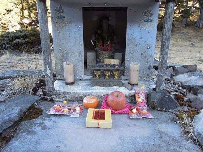 雪霸国家公园管理处24日指出，近年气候极端异常，今年前半年久旱不雨，天乾物燥，并考量疫情微解封后，民眾涌入山林，部分登山民眾在雪山翠池土地公庙前焚香祭祀或插香菸祭拜，惟恐用火不慎而引发森林火灾，目前已将土地公请下山安奉。（中央社提供） 