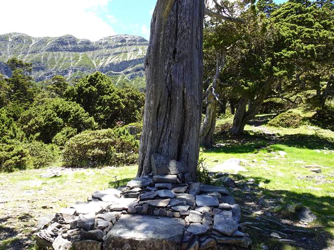雪霸国家公园管理处移除雪山翠池土地公庙，将土地公请下山乔迁安奉，工作人员则在原址摆放写有「平安」字样的板岩，祝福山友登山平安。（中央社提供）