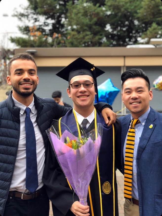 周恺扬(中)学业表现优异，成为加州大学柏克莱分校与校内Haas商学院的第一位代表致词的台湾毕业生。（读者提供／李侑珊台北传真）