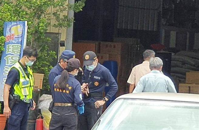 彰化市彰南路的制香空地传出枪击案，杨姓男子中弹，倒卧血泊中，警方拉起封锁线。（民眾提供／吴敏菁彰化传真）