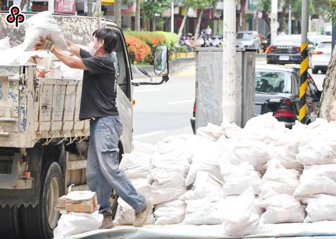 劳工投保在政府单位、国公营事业的受雇劳工且薪资在4万元以上，因为同时在职业工会投保2万3100元以下，也顺利领走3万元生活补贴。（报系资料照）