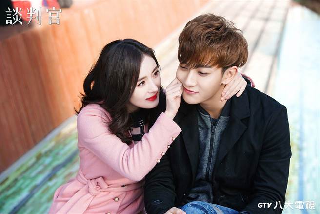 杨幂、黄子韬「捏脸」谈情撒糖。（八大提供）