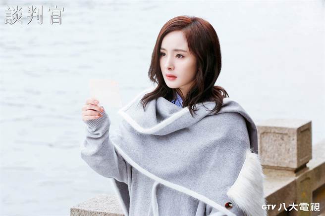 杨幂饰演谈判专家。（八大提供）