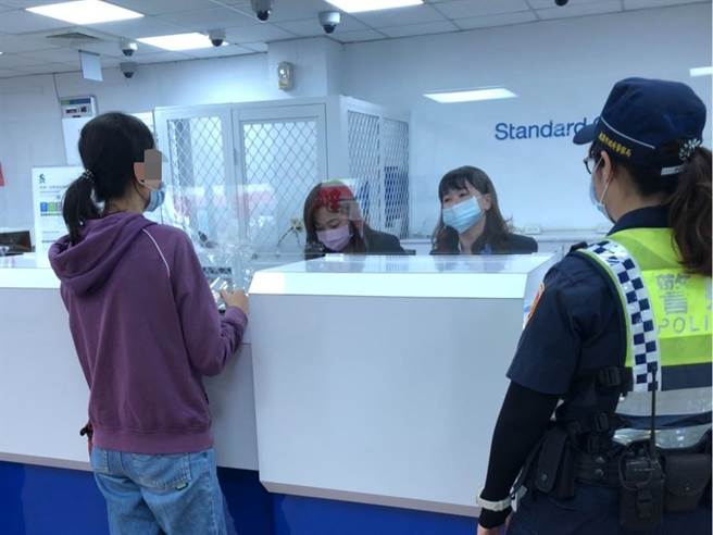 ▲31岁罗女24日因误信网路高报酬投资广告前往银行准备匯款。（杨梅分局提供／萧灵玺桃园传真）