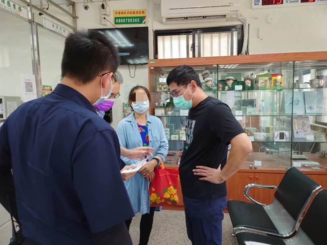 ▲60岁锺姓老妇接到自称中华电信服务人员告知积欠费用，一在转接后对方甚至称妇人涉及刑案要求妇人匯款证明清白，情急之下，老妇前往匯款，所幸行员以及警方及时拦阻才险未受骗。（杨梅分局提供／萧灵玺桃园传真）