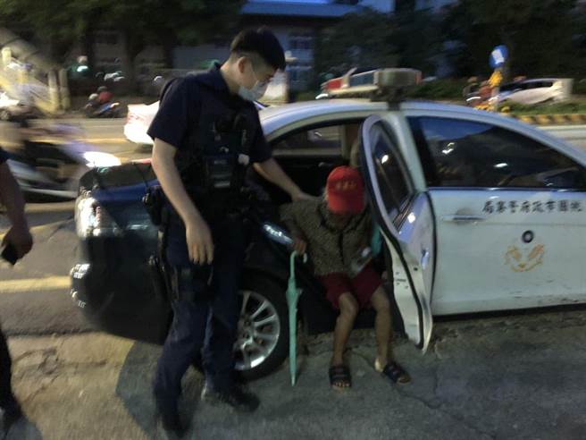 老妇离家迷途失踪3天警寻回。(警方提供／吕筱蝉桃园传真)