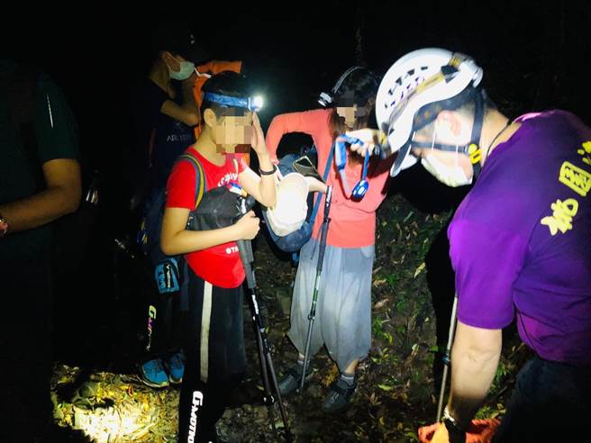 一家四口赴攀登东眼山迷途警消深夜救援顺利找到人。(消防局提供／吕筱蝉桃园传真)