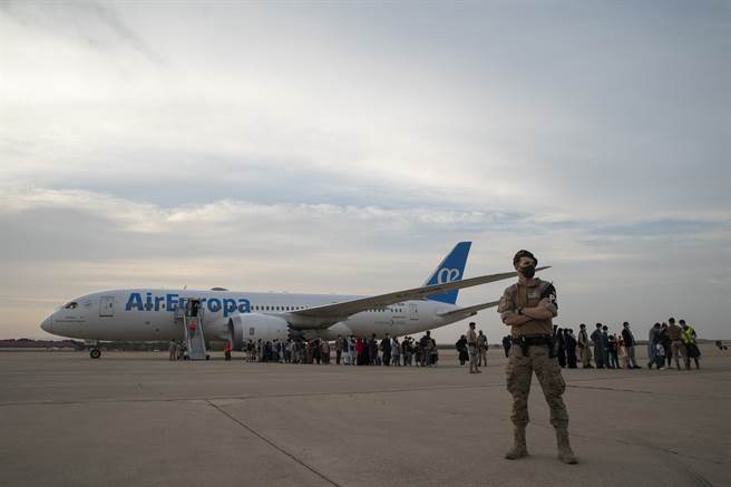 两名美国联邦眾议员今天抵达阿富汗访问，引来眾议院议长裴洛西（Nancy Pelosi）斥责，她说此举可能占用美军撤离美国公民和置身风险的阿富汗人的资源。(图/美联社)