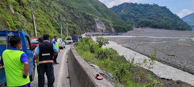 高雄市桃源区明霸克露桥便道今天开放通行，不少居民一大早就开车到玉穗溪旁排队，等候7点半通车。(林雅惠摄)