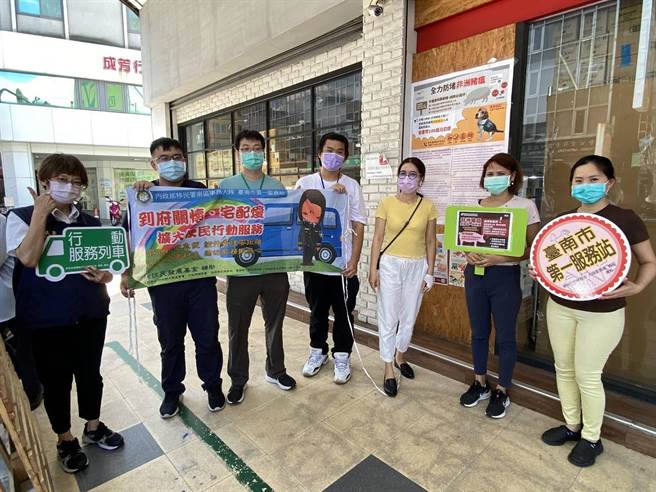 移民署至东南亚百货宣导拒绝非洲猪瘟。(移民署南区事务大队台南市第一服务站提供)