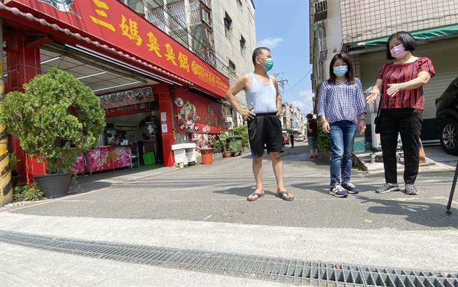 中市乌日区中山路一段18巷今年逢豪大雨必淹，住户向市议员吴琼华（中）陈情，希望能尽速解决水患问题。（陈淑芬摄）