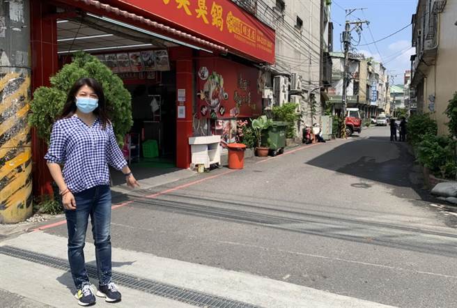 中市乌日区中山路一段18巷今年逢豪大雨必淹，住户向市议员吴琼华陈情，希望能尽速解决水患问题。（陈淑芬摄）