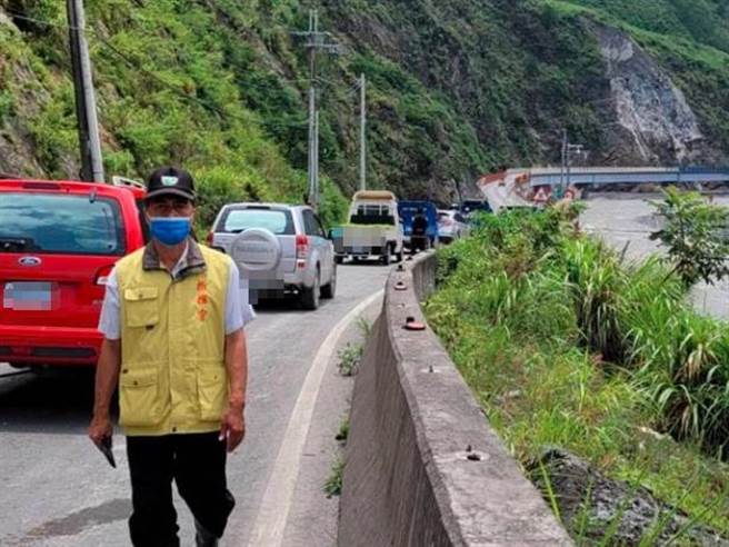高雄市桃源区明霸克露桥便道今天开放通行，不少居民一大早就开车到玉穗溪旁排队，等候7点半通车，桃源区长谢英雄一早就到现场关心部落居民状况。(林雅惠摄)