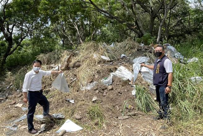 市议员张耀中（左）与春社里长李志洋（右），发现在中台路61-7巷口往内走逾300公尺处，被不肖业者倾倒废弃物堆积成山。（市议员张耀中服务处提供）