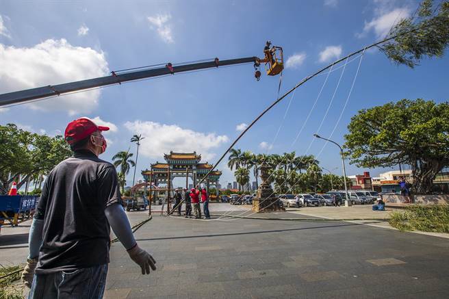 新竹县新埔镇褒忠亭义民庙祭典将进入重头戏，25日「竖灯篙」用吊车和人力共同拉起长竹。（罗浚滨摄）