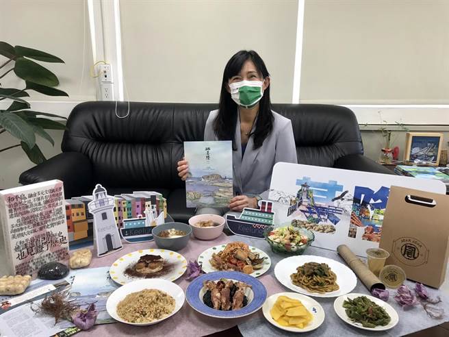 第二期「晒基隆」出刊，基隆市政府观光及城市行销处长曾姿雯邀请读者抓紧夏天的尾巴，来基隆观海、踏浪。（陈彩玲摄）