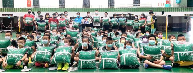 市議員張耀中牽線國產寢具業者贈送決勝點抱枕鼓勵南屯國小羽球隊，盼延續東京奧運羽球項目台灣在單雙打皆獲獎牌的好成績，讓基層羽球學習風氣更發蓬勃。（陳世宗攝）