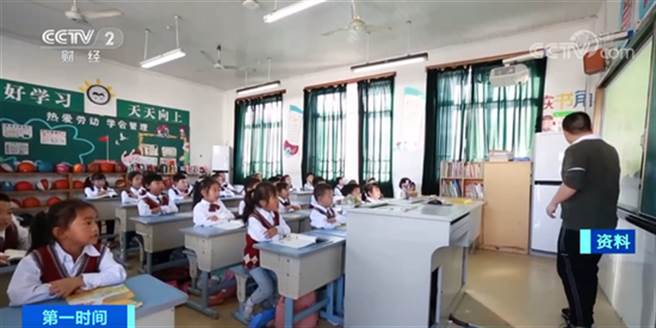 大陆鼓励各地建设九年一贯制学校，同时强调不得规划建设豪华学校。(央视)
