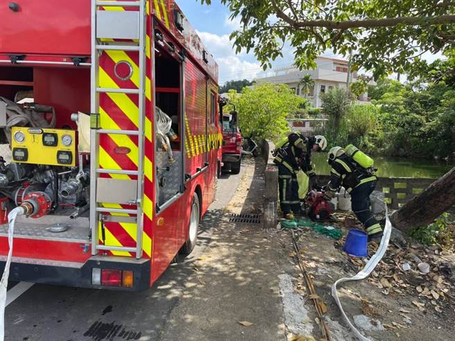 ▲为防止水源不足地区火灾事故的发生及扩大，并有效运用现场有限的水源救灾，桃园市政府消防局第三大队山脚分队25日上午在辖内救灾水源较为缺乏地区办理灾害抢救训练。（山脚分队提供／萧灵玺桃园传真）