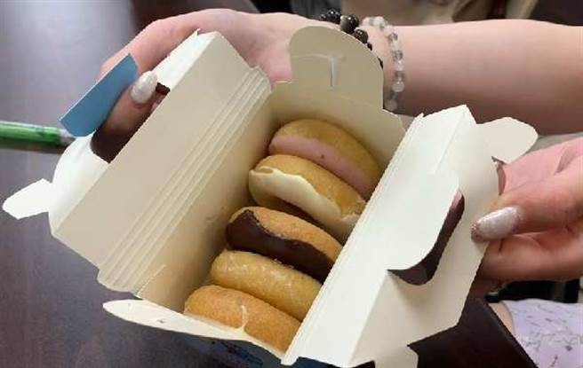 本土再次0確診，指揮中心在現場發送甜甜圈作為紀念。(中時新聞網攝)