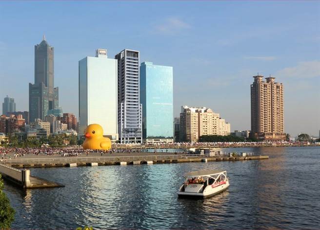 位在高雄亚洲新湾区高雄流行音乐中心鲸鱼堤岸及轻轨光荣码头站对侧的海边幸福公寓民间自办都更案，高市府25日正式核定权利变换计画，全案预定于2024年完成都更。图为爱河湾海边路都更案更新后模拟图。（高市府都发局提供／洪浩轩高雄传真）