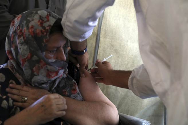 EIU表示，其中2/3将由新兴国家承担，让它们的经济要更久才能追上开发程度较高的国家。(图/美联社)