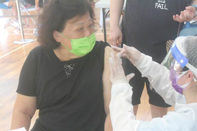 ▲高端疫苗接种后再传1死亡案例，图为疫苗接种示意图。（萧灵玺摄）