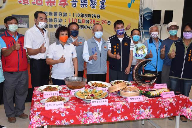 苗栗縣長徐耀昌與議長鍾東錦歡迎全國民眾來苗栗浪漫台3線吃好梨、賞美食。（謝明俊攝）