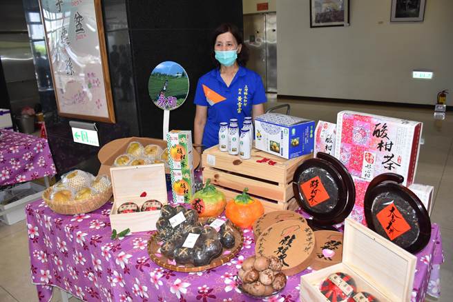 三灣鄉永和村有許多客庄特色農特產品。（謝明俊攝）