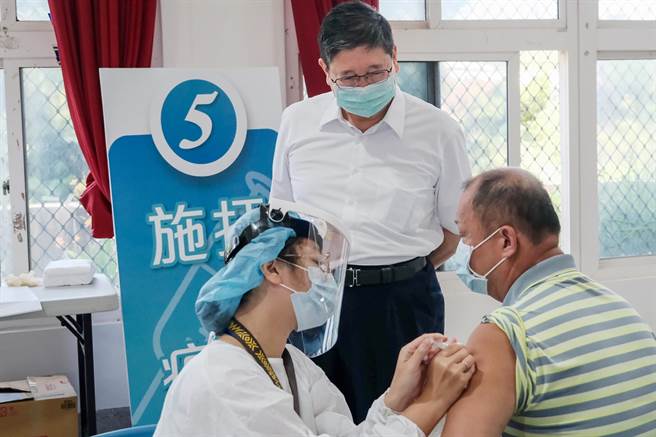 县长杨文科了解民眾施打疫苗情形。（新竹县政府提供／罗浚滨新竹传真）