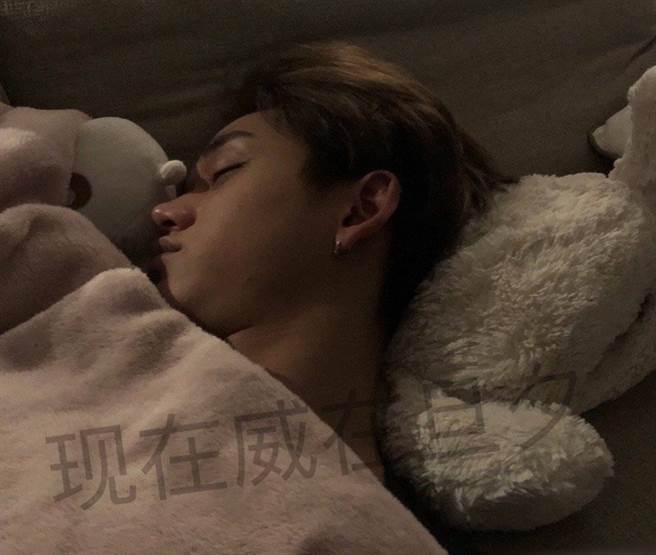 微博疯传Lucas的床照。(图/ 摘自微博@现在威在旦夕)