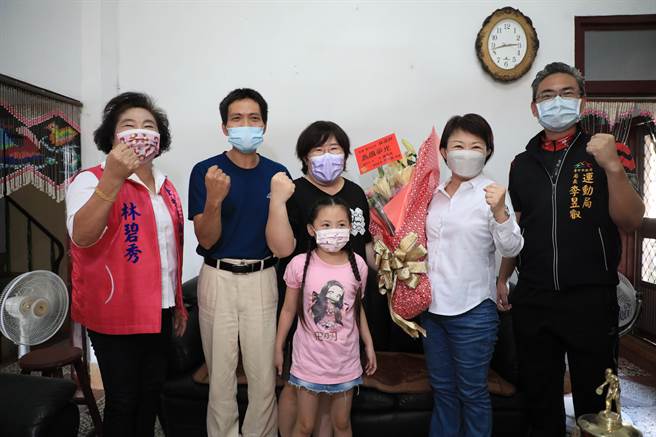 台中市长卢秀燕（右2）亲到桌球国手林姿妤家致意，除感谢选手们辛苦练习，还有家人一路支持。（张妍溱摄）