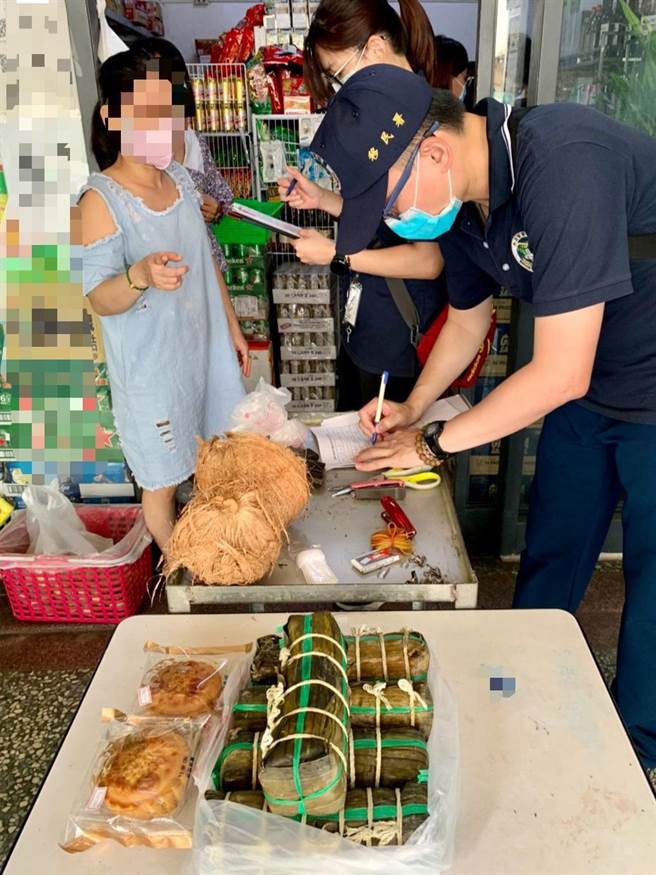 来自越南的非洲猪瘟肉制品入台，为防堵流窜市面，移民署南区事务大队高雄市专勤队昨天在小港区稽查东南亚商店，发现某越南杂货店贩卖产地来源不明的猪肉月饼，当场查扣2盒猪肉月饼，以及5份越南荷叶猪肉卷，依违反食品安全卫生管理法裁罚，也将送验是否含非洲猪瘟病毒。(翻摄照片／刘宥廷高雄传真)