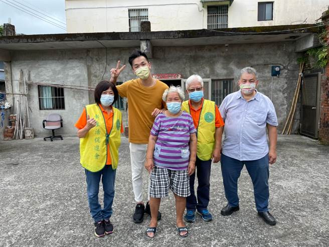 網紅香蕉協助新生活促進會關心北海岸獨居長者(圖/頂新和德文教基金會)